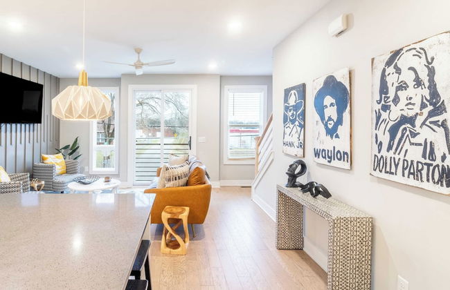 Monty by Avantstay 4bdr 4ba, Balcony w/ Outdoor Seating, 5mins to DT - Photo 1