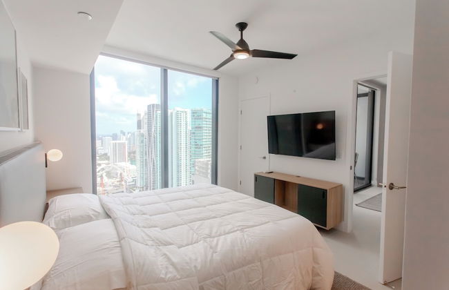 Luxurious Downtown Escape - Photo 2