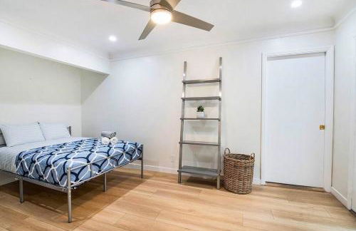 Updated 3-Bedroom LA Home with Backyard, BBQ & Family-Friendly Amenities - Photo 37