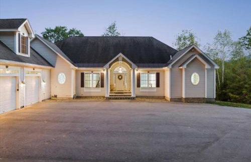 White Mountain Retreat with Theater, Fire Pit, Game Room and River Access - Foto 6