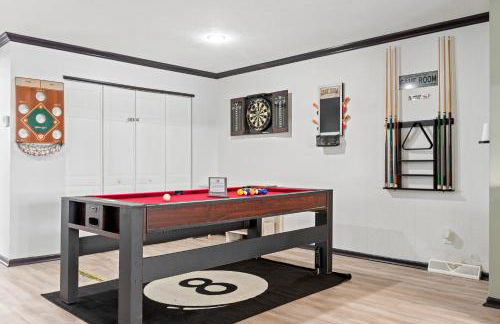 Luxe Suite with Pool Table, King Bed, 3 TVs, & Free Parking - Foto 1