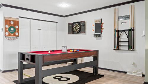 Luxe Suite with Pool Table, King Bed, 3 TVs, & Free Parking - Foto 1, Game Room
