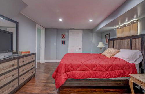 Spacious 5-BR House near Transit w Parking - Foto 16