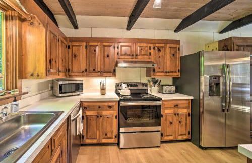 Sleek Cabin with Deck, 8 Miles to Mount Snow and Hikes - Foto 11