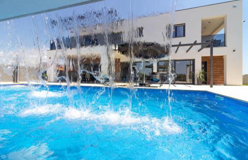 Luxury Villa with extra heated pool with hydromassage, biliard near town center and beach by WiiBuk - Foto 4