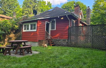1920s Phoenicia Bungalow with Vintage Furnishings, Sauna, Fireplace, & Fenced Backyard - Foto 30