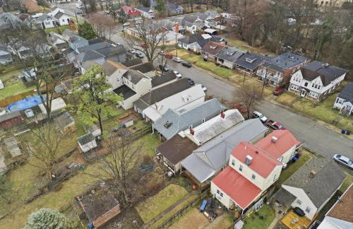 Charming Home in the Highlands W Private Backyard - Foto 46