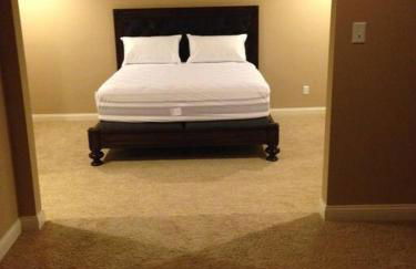 Lakefront view 5 bedroom home with basement - Foto 39