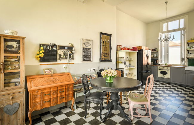 Elegant 1BR Apt w Balcony in the City - Photo 14