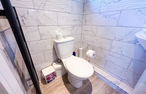 INACTIVE The A 1 Bedroom Apartment by AltoLuxoExperience Short Lets & Serviced Accommodation with Parking & Wifi - Foto 7