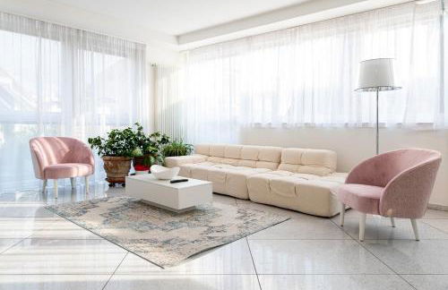 Artist House - Photo 2