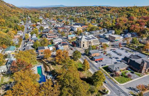 The Manor - Historic Mansion, Wifi, Covered Porch, Screen Porch, King Bed, Walk to Spas, Shops & Restaurants - Foto 87