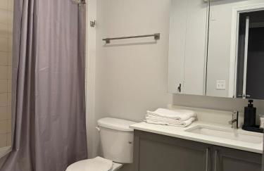 Cozy 2 bedroom condo by lakeshore - Foto 35