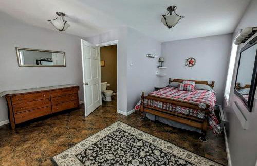 Spacious Ranch-Style Retreat with Private Deck, Nestled in Nature Near Acadia, Hancock Maine - Foto 23