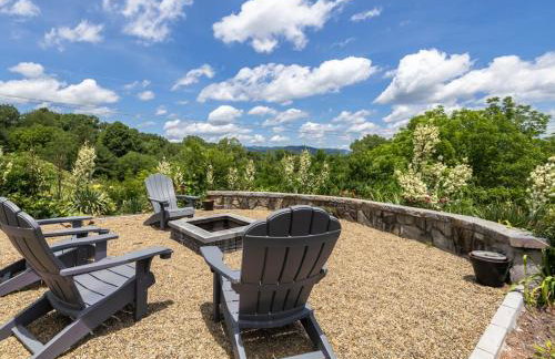 Hot Tub, Views & Game Room - 20 min to Downtown Asheville! - Foto 4