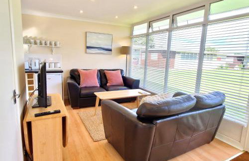 170 Broadside Holiday Chalet near Broads & Beaches - Photo 1