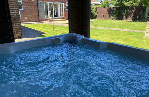 BeRo Bungalow with a hot tub & a large garden! - Foto 43