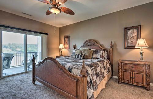 Lakefront Balcony and Pool Access Camdenton Condo - Foto 10