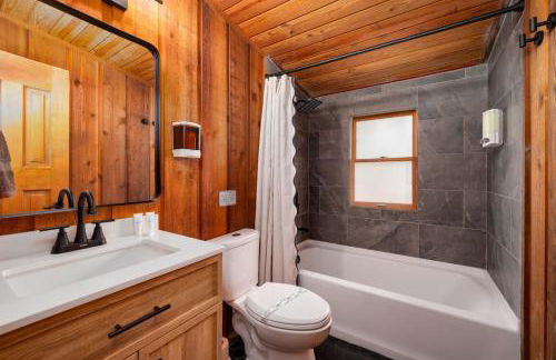 Lakeside Haven with Jacuzzi and Games - Foto 18