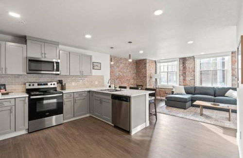 King Bed - J and K on Main Luxury Apartment 306 - Foto 9