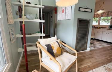 Mid-Century Modern Themed Home with Outdoor Hot Tub - Foto 10