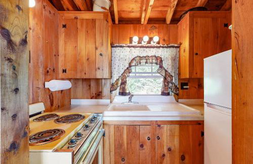 Lake Views! Small Group Getaway in Northport - Foto 15