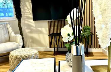 Exclusive Marina View Apartment Free Parking - Photo 27