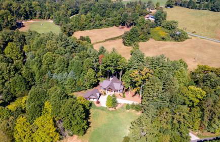 Copperline Lodge - Luxury Creekside Retreat - Creekside Views, Hot Tub, Game Room, Outdoor Fireplaces, Chef Kitchen, Fire Pit - - Foto 63