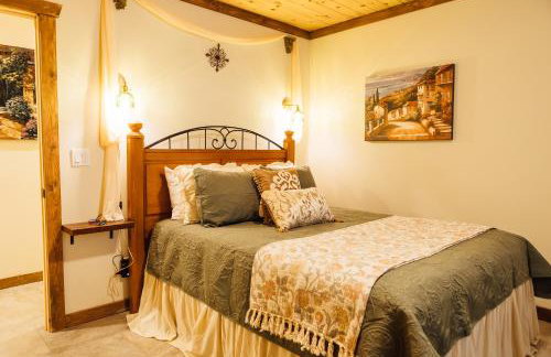 Villa Serena Tuscan Theme home with a HIDDEN lounge, fire pit, lawn games, creek - Foto 34