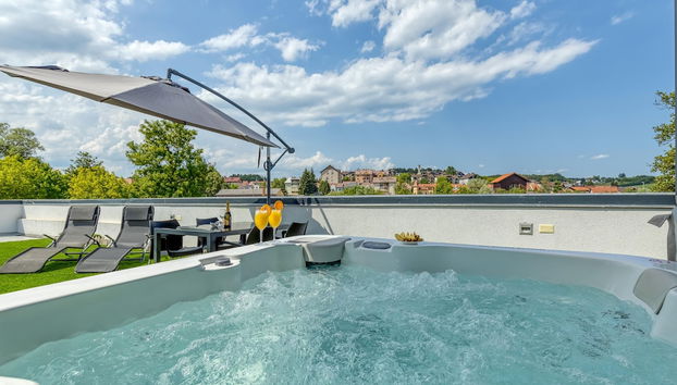 Bañera de hidromasaje al aire libre