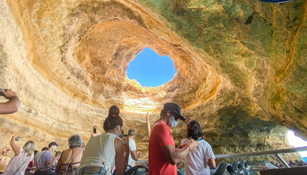 Contemplando las cuevas de Benagil