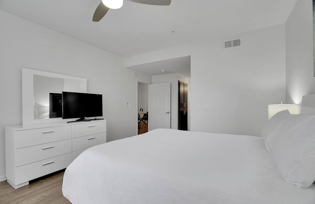 Global Luxury Suites at Town Center - Photo 19