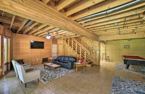 Grand Escape w/ Deck, Game Room, Nature View! - Foto 6