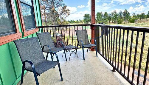 Forest edge, wild mustangs nearby, balcony views By Vacation Your Way - Foto 3