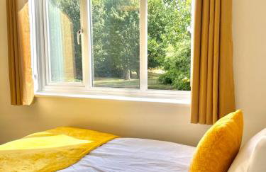 Furzton - Modern Home and Garden, Free Private Parking, TV, Sleeps 6 Guests - Photo 16