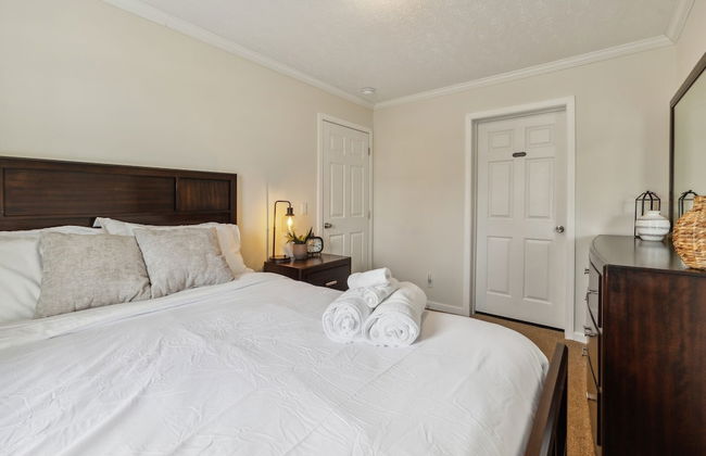 Sunsets & Serenity: Port Clinton Waterfront Stay 3 Bedroom Home - Photo 3