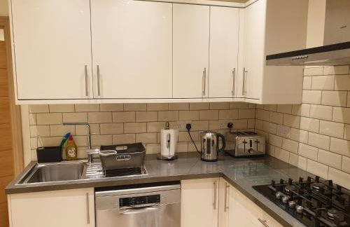London Luxury Apartments 3 Bedroom Sleeps 8 with 3 Bathrooms 5 mins Walk to tube station free parking - Foto 7