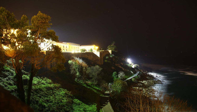 Free tour de los misterios y leyendas de Baiona - Foto 2, Castillo de Baiona al caer la noche