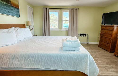 Spacious house- Deep Water Dock Pool Golf Cart Rental available - Foto 52