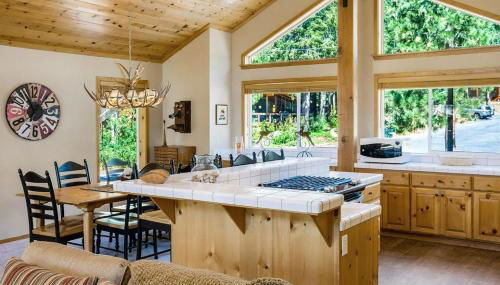 New Listing! Woodland Heights at Tahoe Park- Pet Friendly - Private Beach - Foto 2