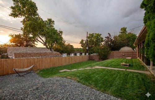 Modern 4BR Retreat Private Yard - 10 Min to DEN - Foto 4