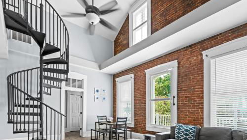 Main Street Balcony Apartment For up to 8 guests! - Foto 1