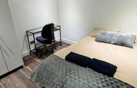 Spacious 3 Bed House with Garden & Free Parking - Foto 13