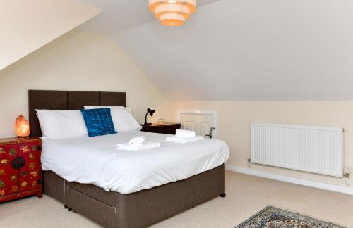 Spacious 4 Bedroom home with Parking Garden - Pass the Keys - Foto 26