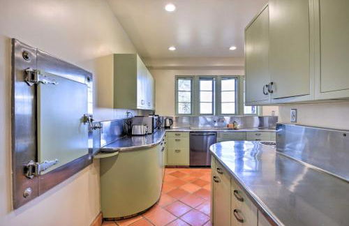 The Castle Hacienda Heights Home with Patio and Pool - Foto 7