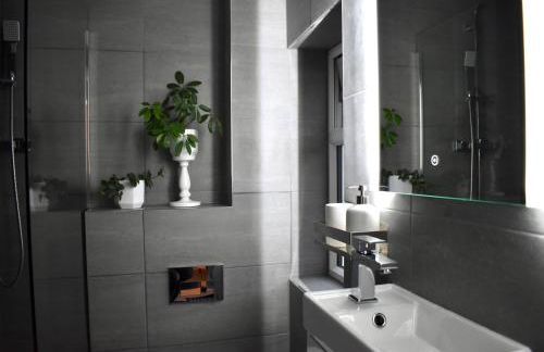 Stylish centrally-located studio with parking - Foto 8