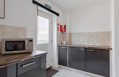 Stylish 5Bedroom Getaway in Quiet Mildenhall Area - Photo 59