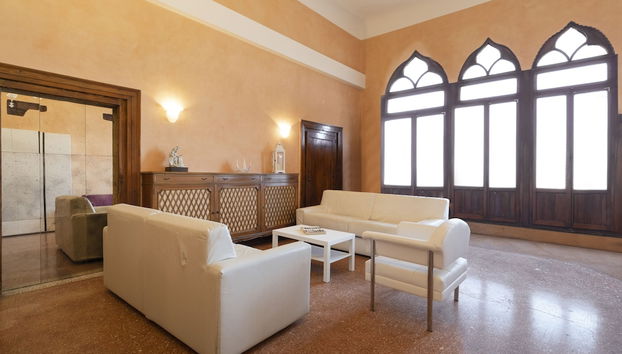 Coin salon dans le hall