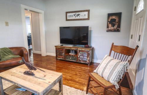 Bandera Bungalow - River, Downtown, Peaceful fenced corner lot! King bed! - Foto 12