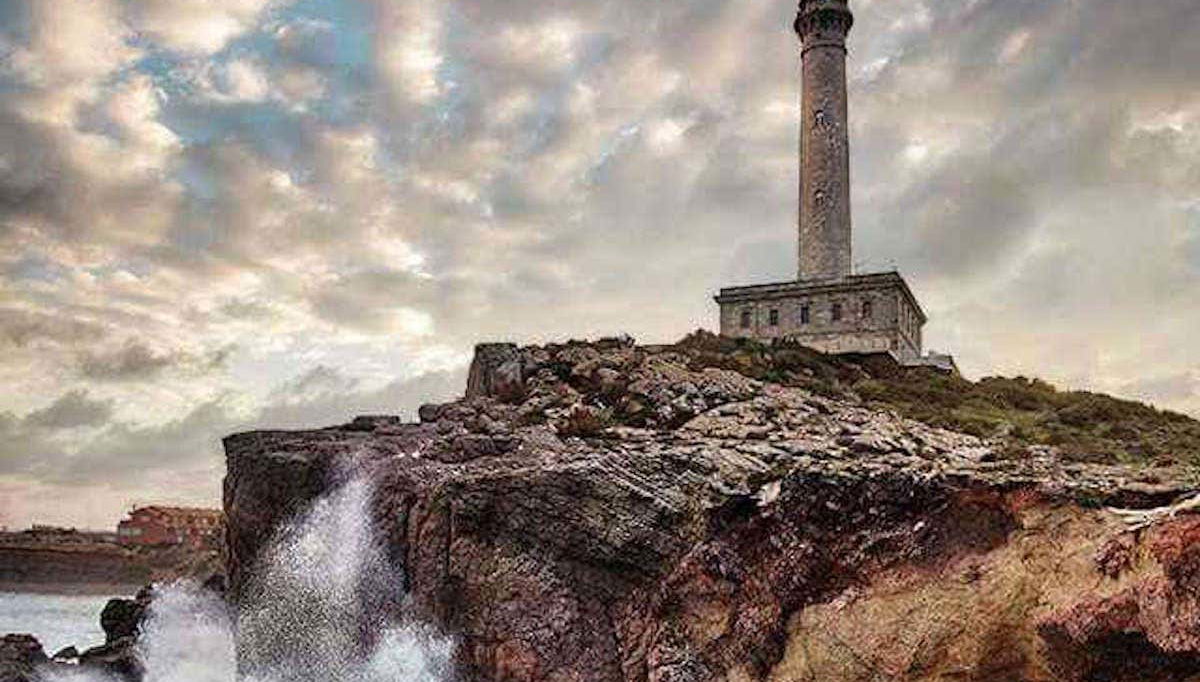 Vagues se brisant sous le phare